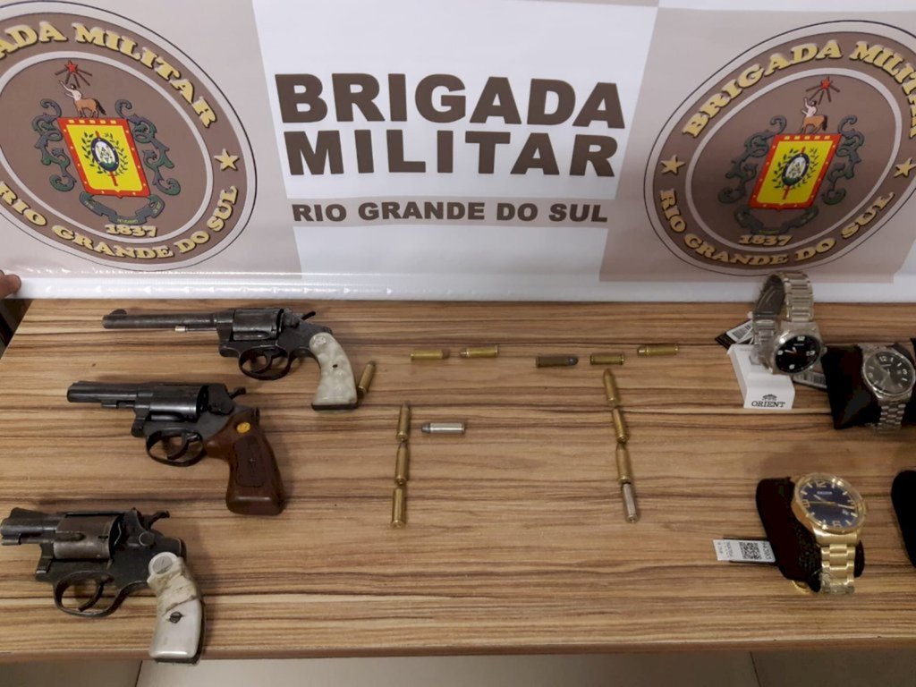 Dois homens são presos por assalto a joalheria