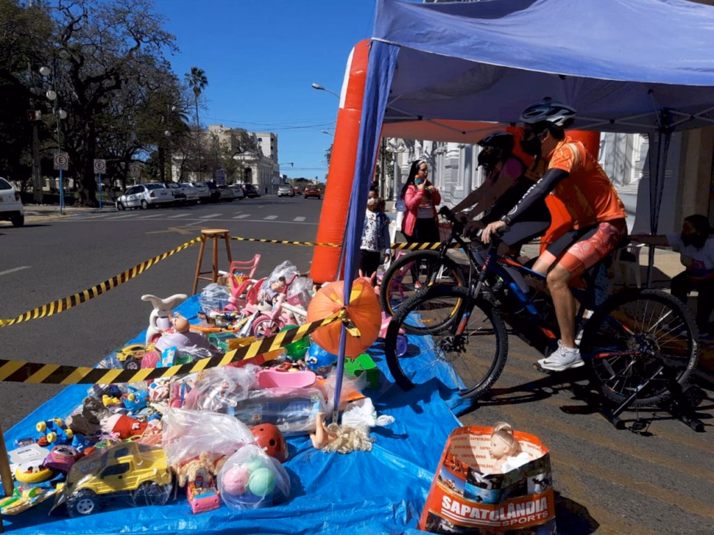 Ciclistas estão arrecadando brinquedos em frente ao Teatro