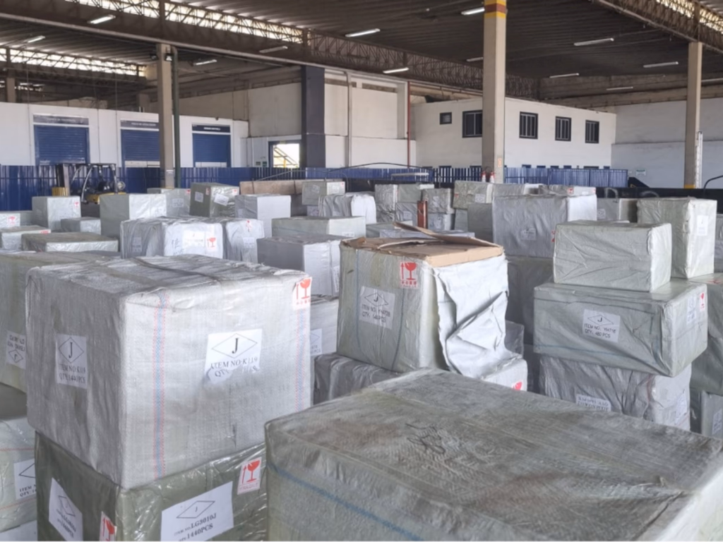 Caminhão com 3,5 toneladas de produtos importados é interceptado