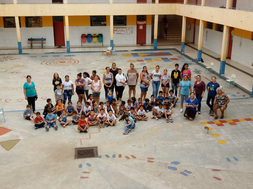 Escola Moacyr Ramos constrói brinquedos com materiais recicláveis
