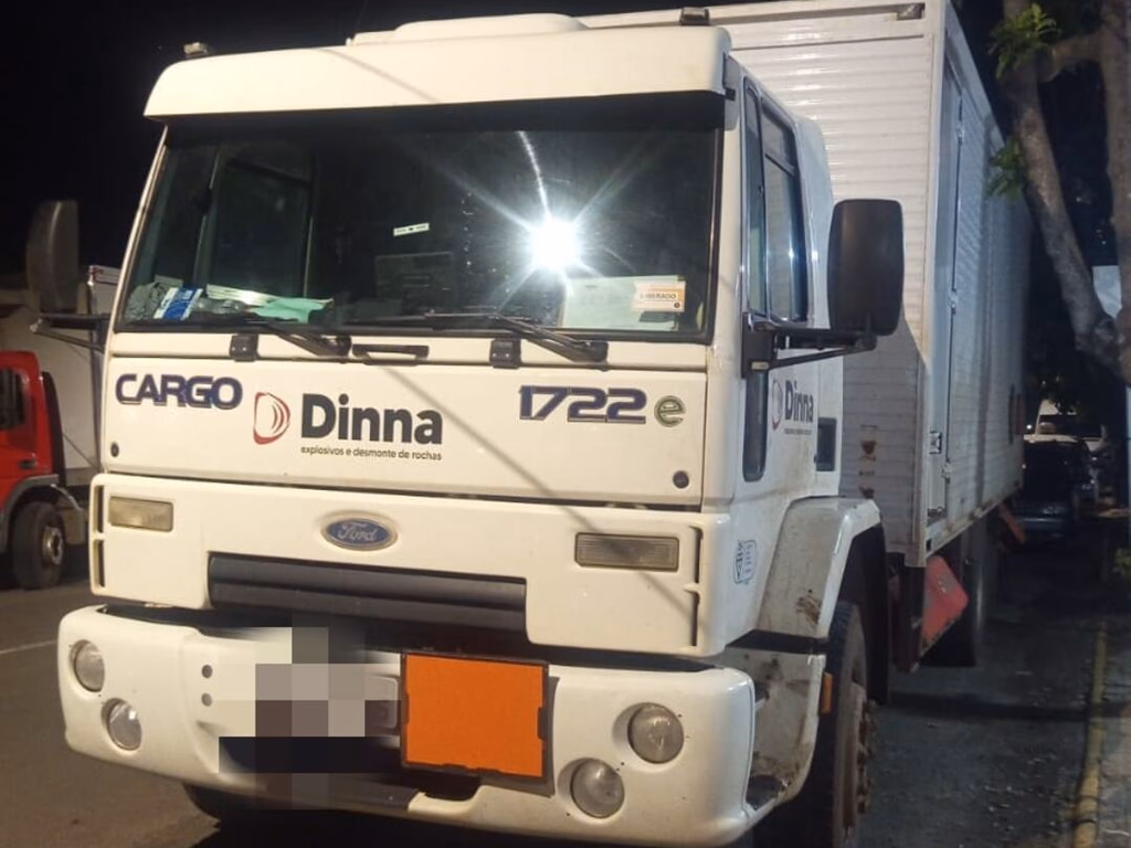 Guarda Municipal retira caminhão com carga de explosivos do centro