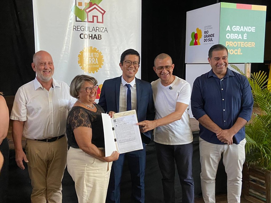 Mais de cem famílias da antiga Cohab recebem escrituras de imóveis