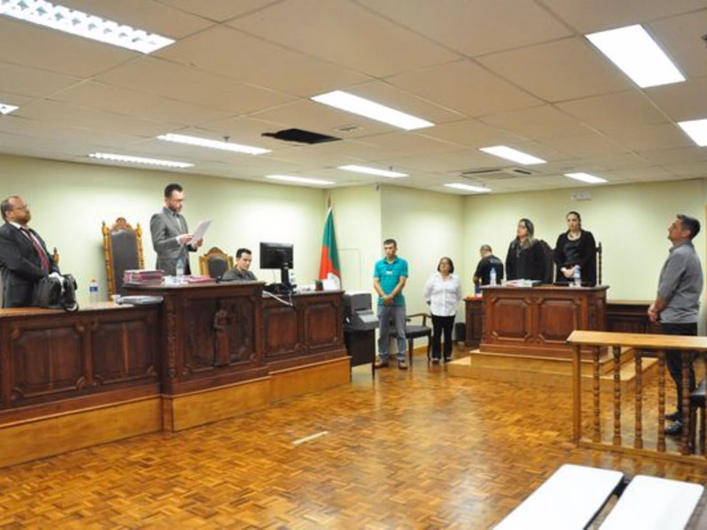 Após júri, acusado de esfaquear a companheira é libertado