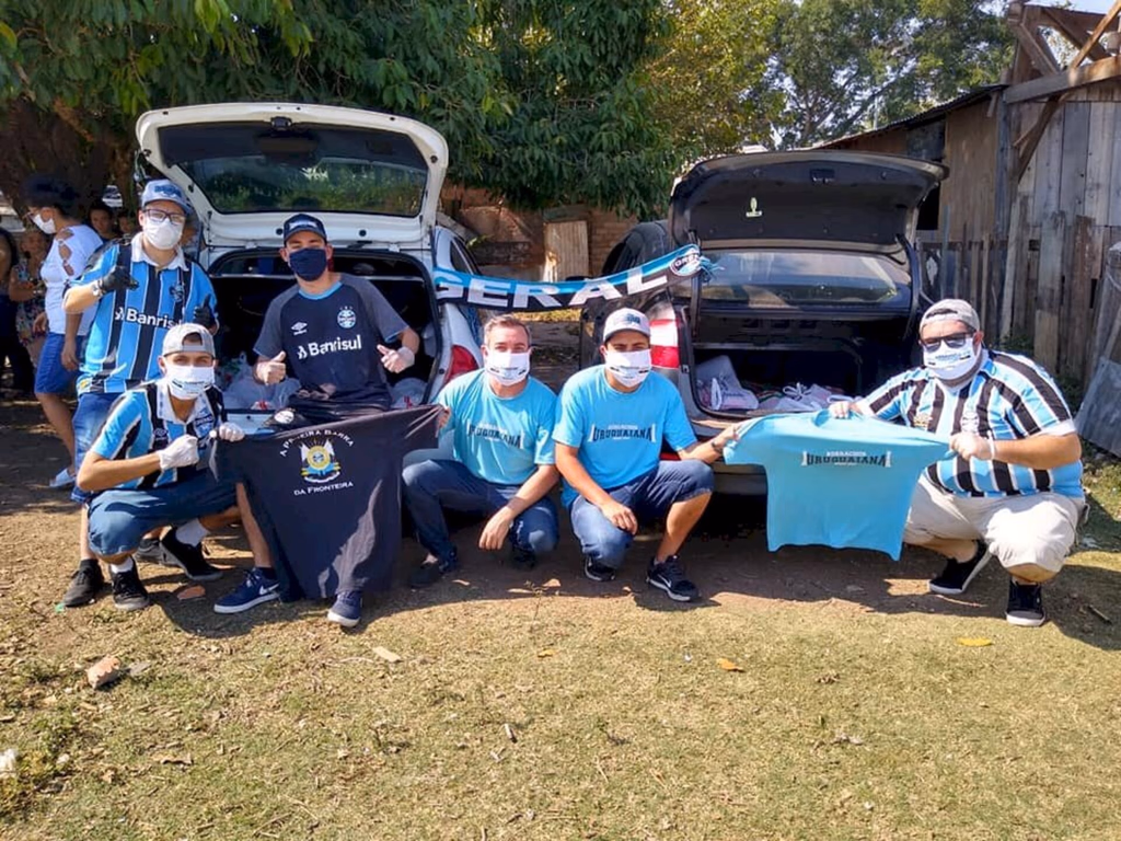 Gremistas de Uruguaiana doam alimentos para famílias carentes