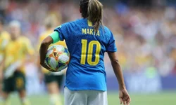 Marta iguala Klose na artilharia histórica de Copas do Mundo