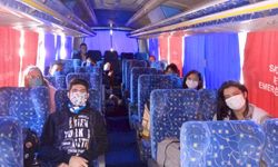 Caminhoneiros recebem kits de higiene e orientações de saúde