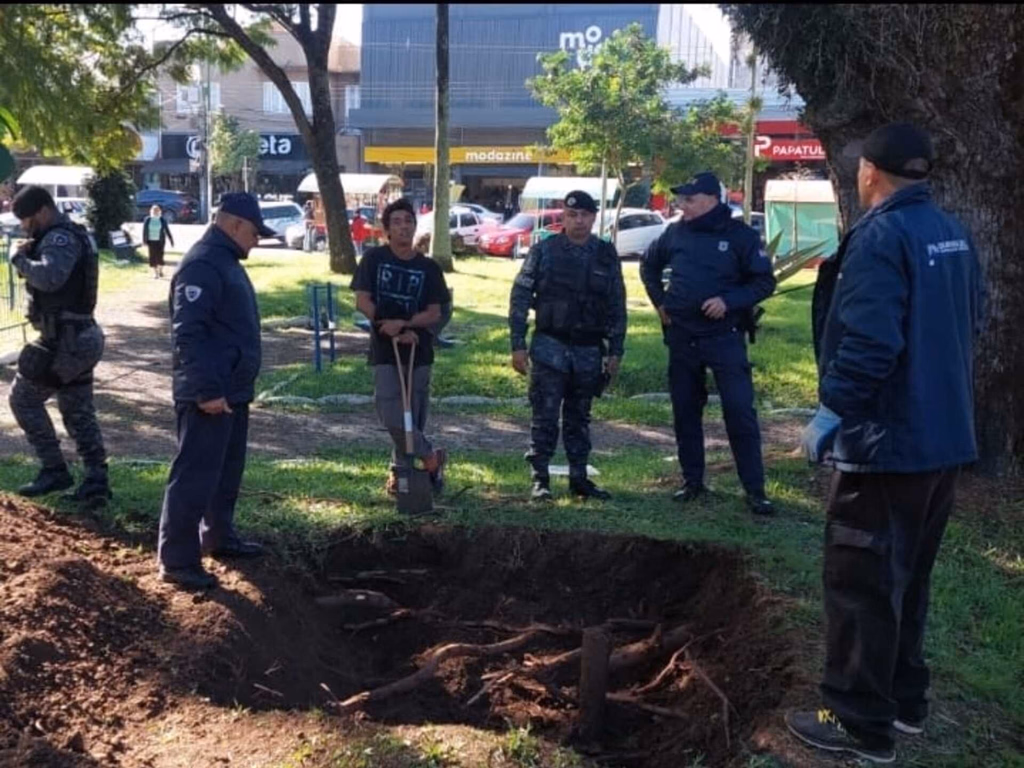 Homens que cavaram buraco na Praça não deverão responder a inquérito policial