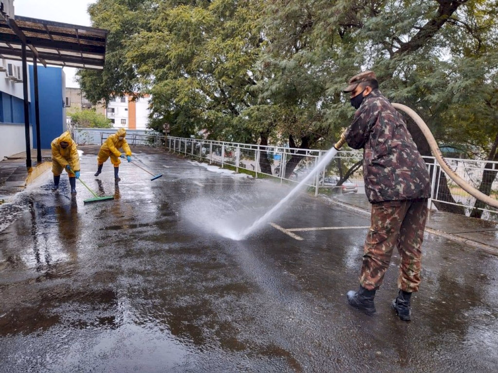 Exército realiza sanitização na área externa da Santa Casa
