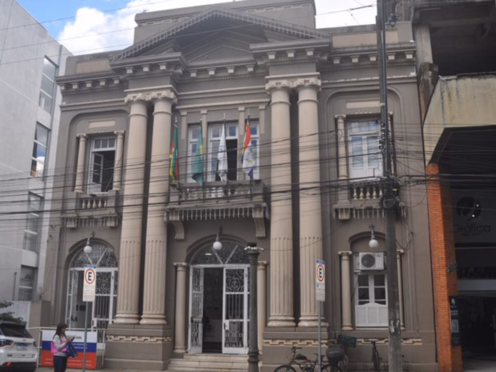 Câmara aprova reajuste e novos cargos