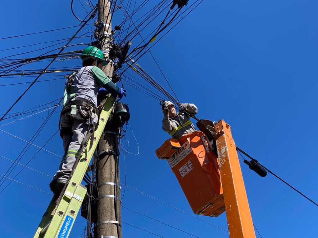 Mutirão retira fiação em desuso das ruas