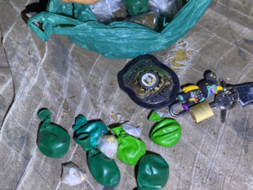 Homem guardava drogas em mini cofre