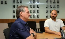 PF indicia Bolsonaro e Eduardo em inquérito sobre sanções dos EUA
