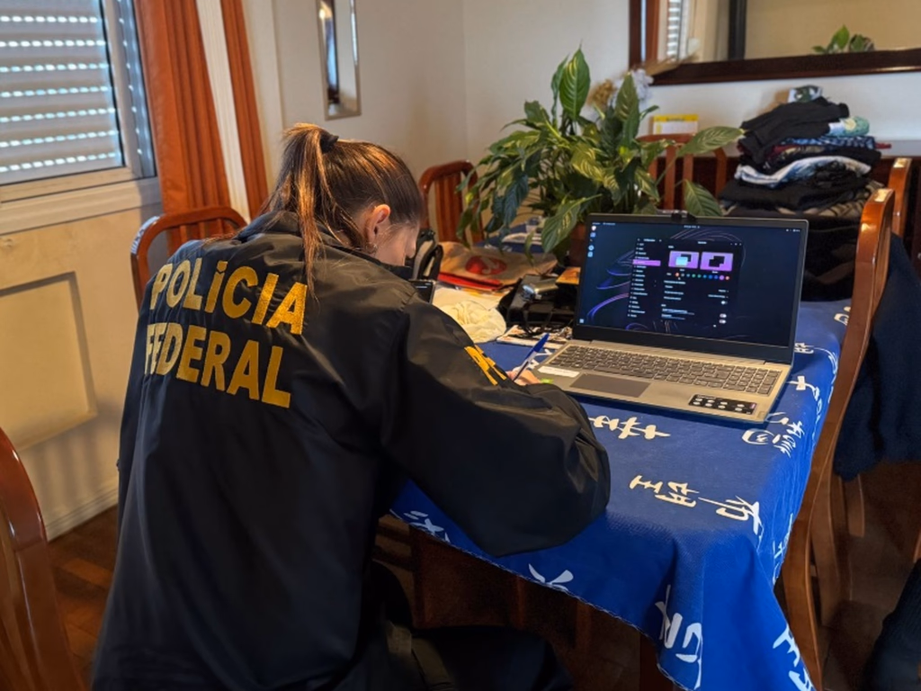 PF apreende objetos na casa de suspeito de exploração sexual infantil