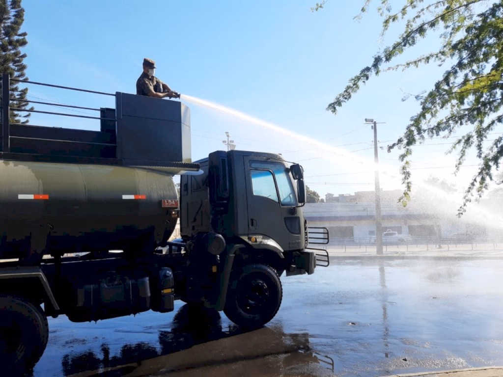 Exército realiza descontaminação de espaços públicos