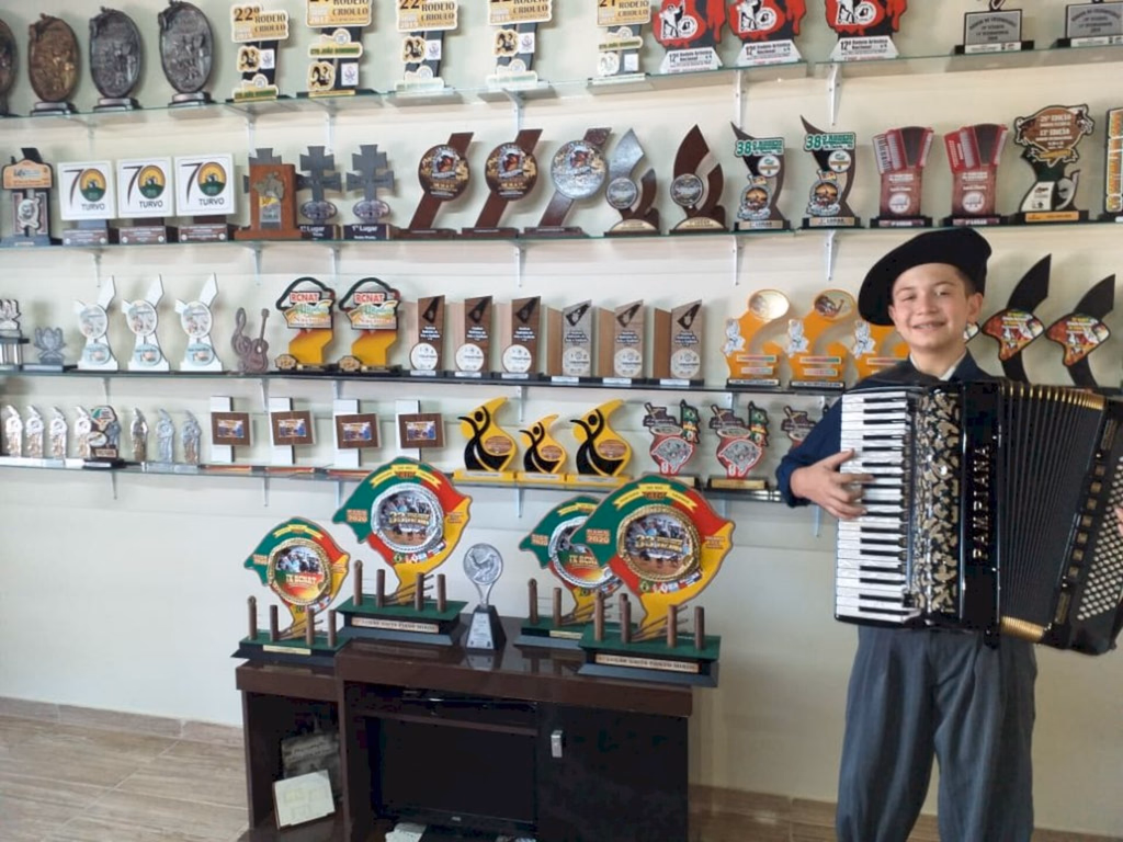 Uruguaianense de 13 anos já acumula 236 premiações como acordeonista