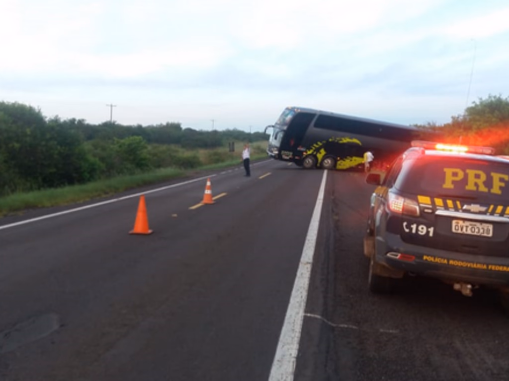 Ônibus uruguaio cai num barranco na BR-290