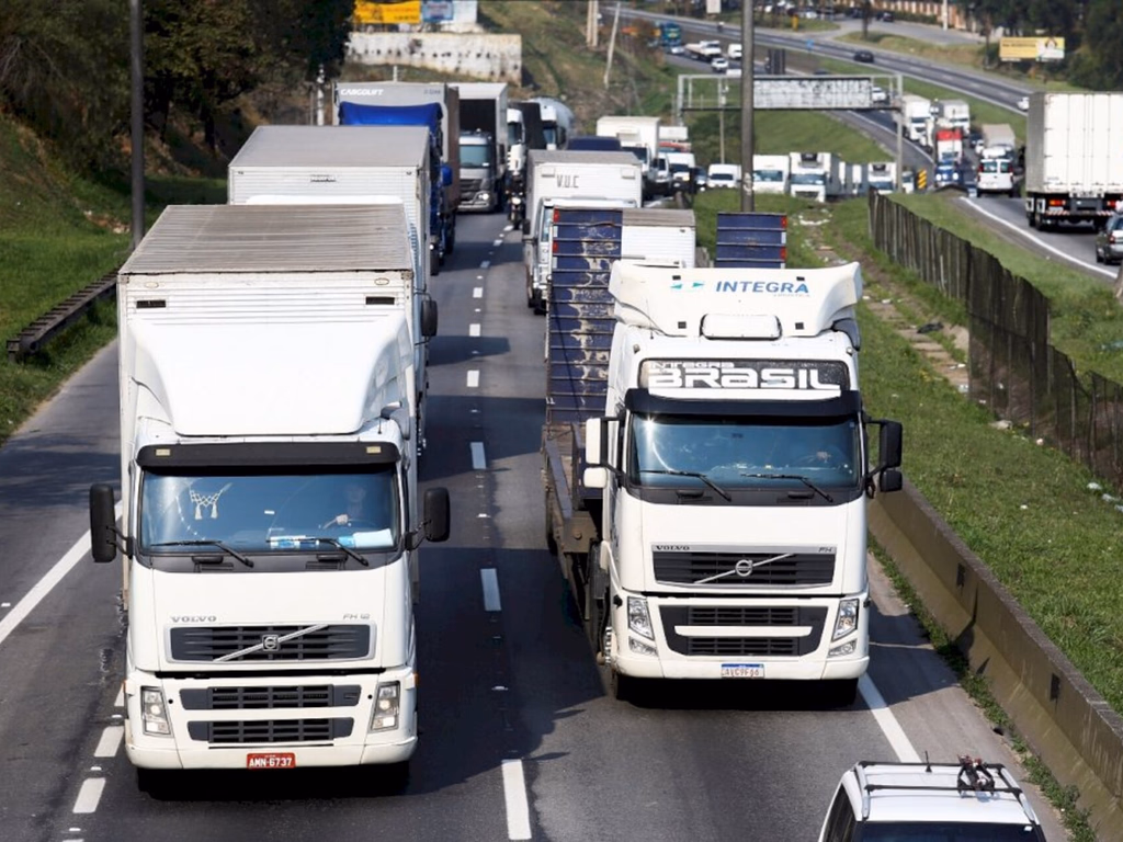 Bolsonaro anuncia auxílio para caminhoneiros autônomos