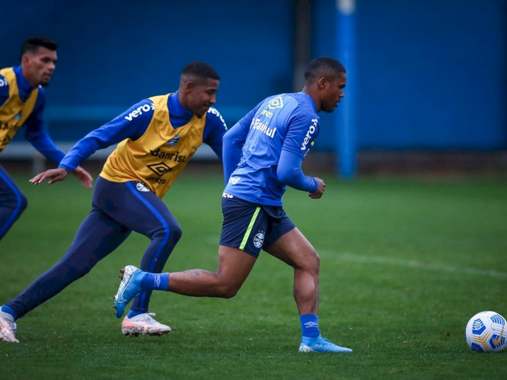 Douglas Costa integra delegação e pode estrear contra o Sport