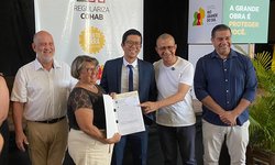 Mais de cem famílias da antiga Cohab recebem escrituras de imóveis