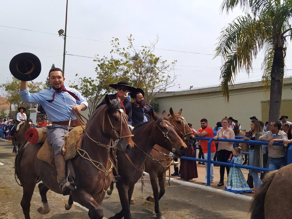 Desfile de Cavalarianos marca o final da Semana Farroupilha