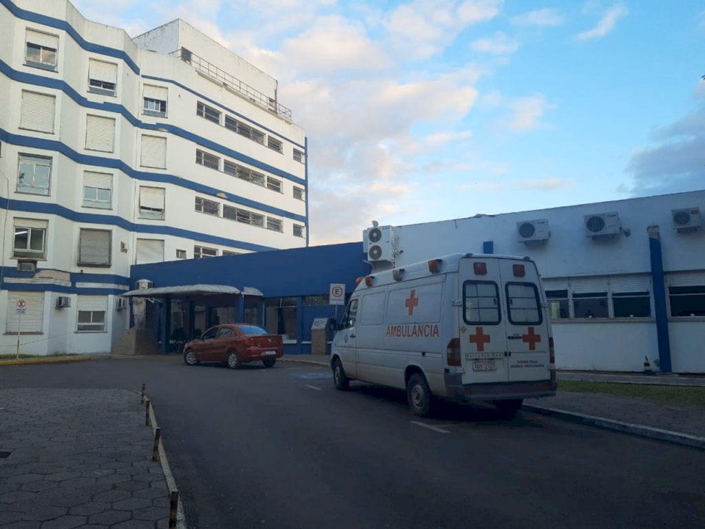 Mulher de 73 anos está internada por covid-19