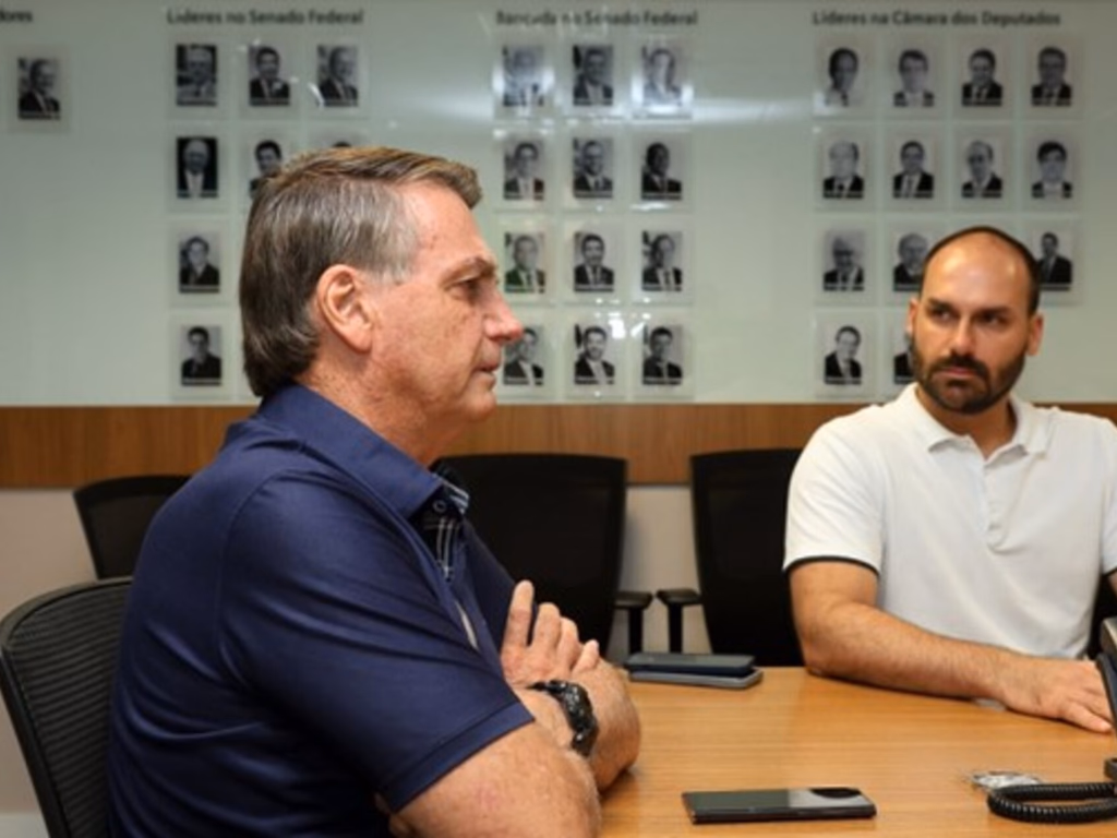 PF indicia Bolsonaro e Eduardo em inquérito sobre sanções dos EUA