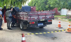 Dupla é presa vendendo pulseiras falsas na Avenida