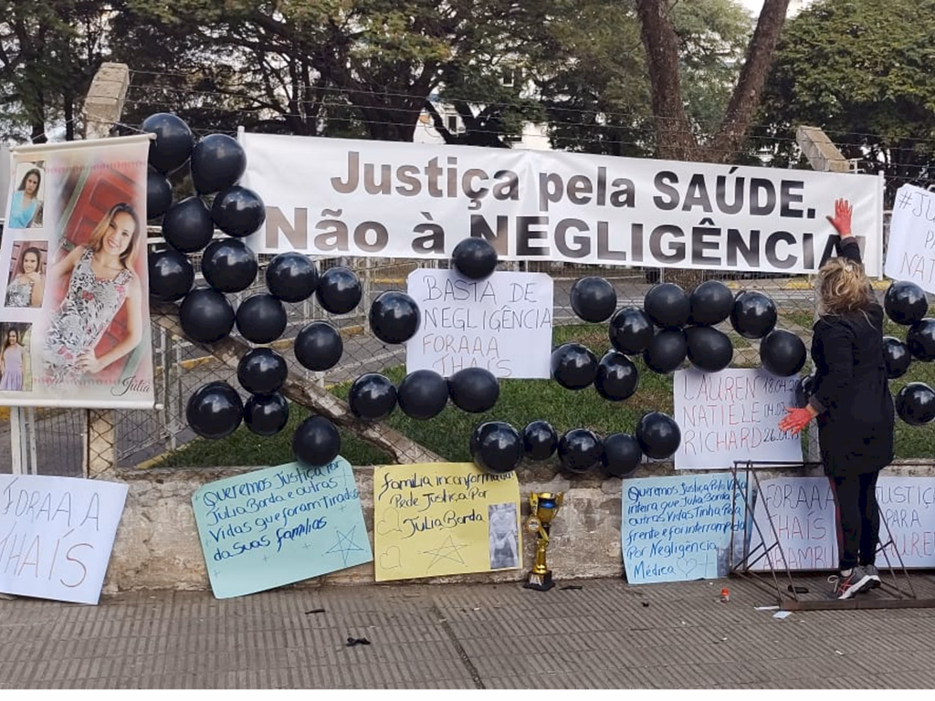 Grupo protesta contra Santa Casa