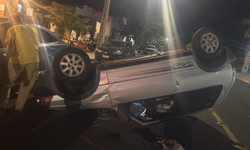 Colisão entre veículos termina em capotamento