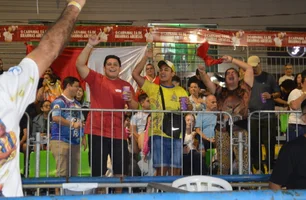 Público reunido no Carnaval Fora de Época de Uruguaiana