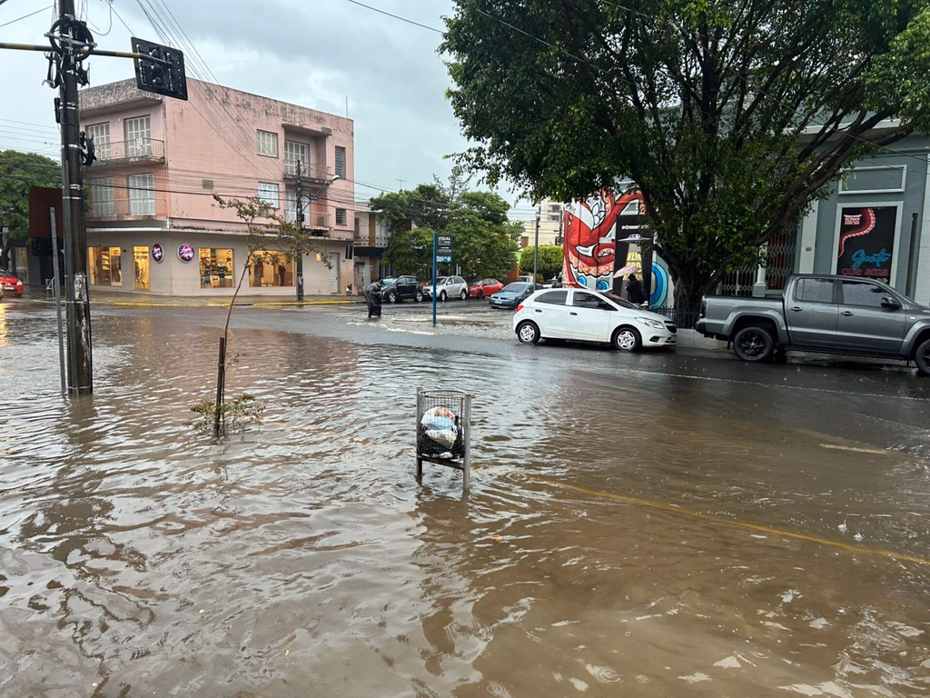 Temporal deixa ruas alagadas em Uruguaiana