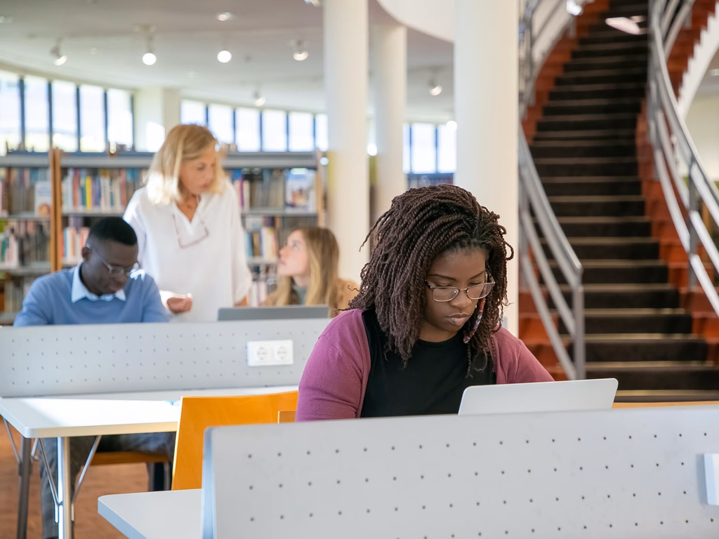 EUA selecionam jovens afro-brasileiros e indígenas para curso de inglês