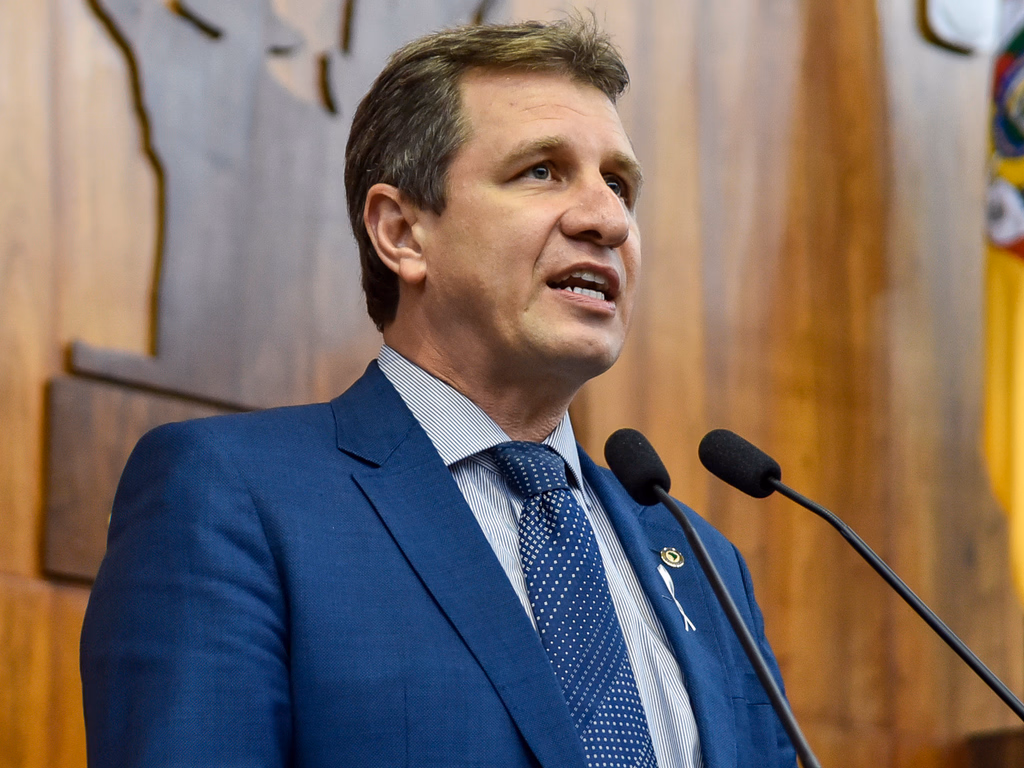 Polo assume Desenvolvimento Econômico e Issur Koch é empossado deputado