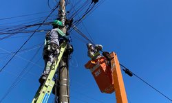 Mutirão retira fiação em desuso das ruas