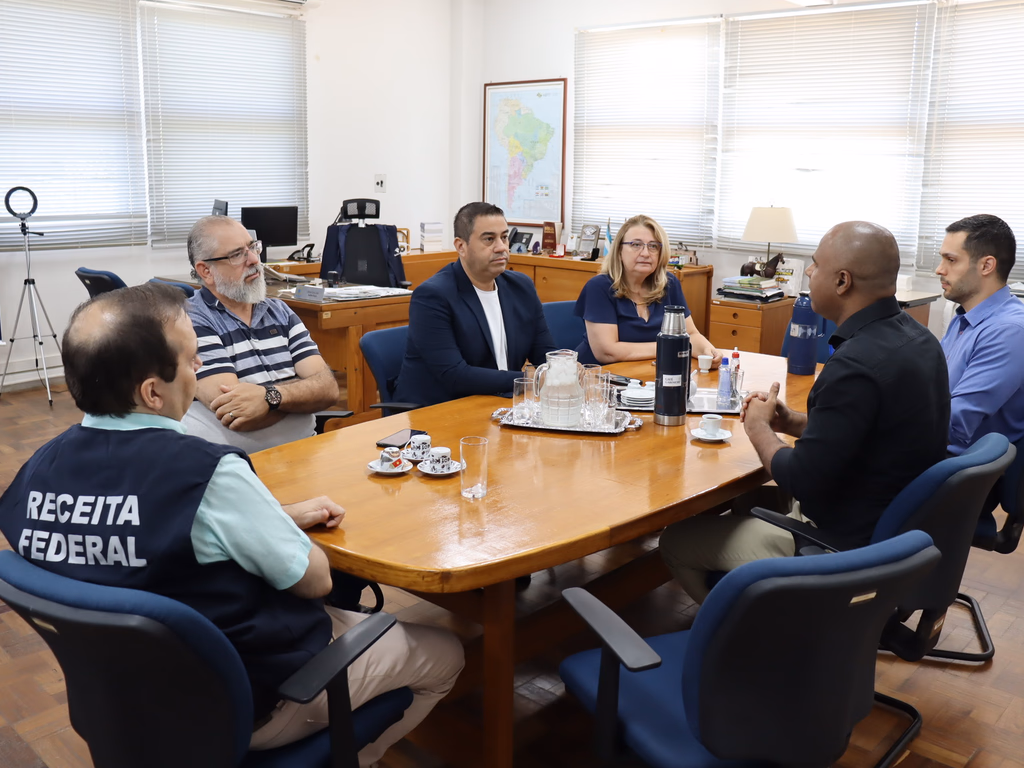 Legislativo se reúne com a Receita Federal