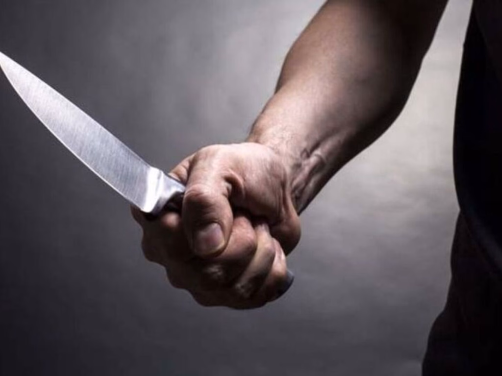 Homem encontrado esfaqueado no pátio de casa