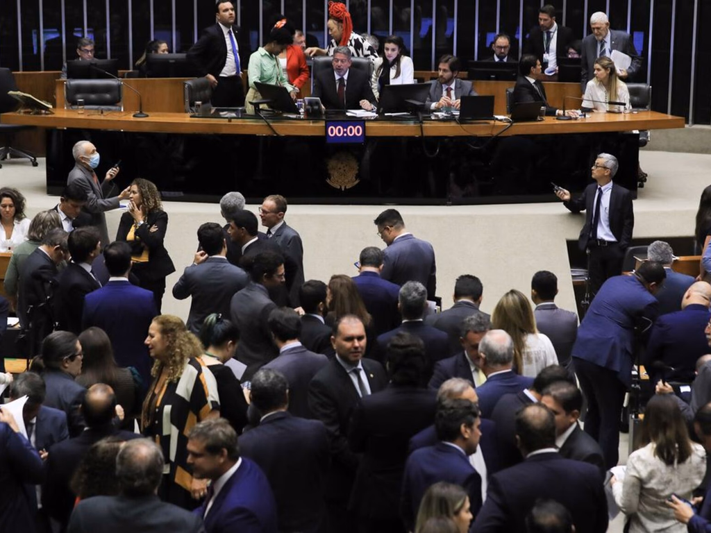 Câmara aprova arcabouço fiscal sem Fundeb e Fundo do DF