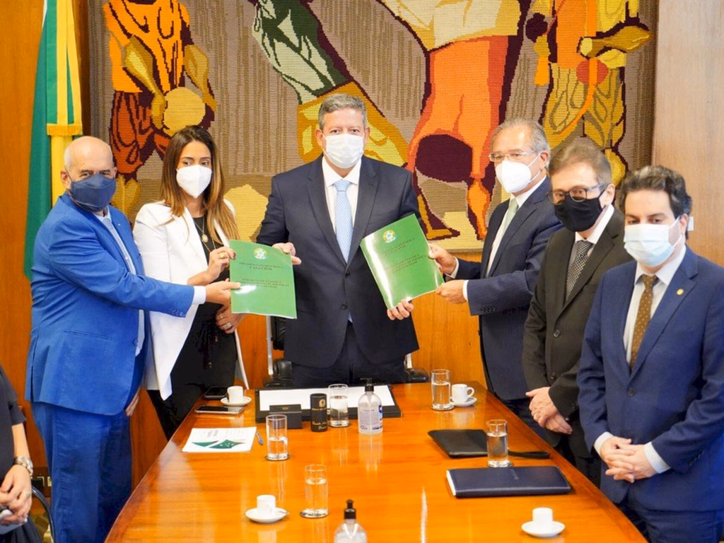 Governo entrega reforma com isenção até R$ 2,5 mil