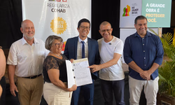 Mais de cem famílias da antiga Cohab recebem escrituras de imóveis