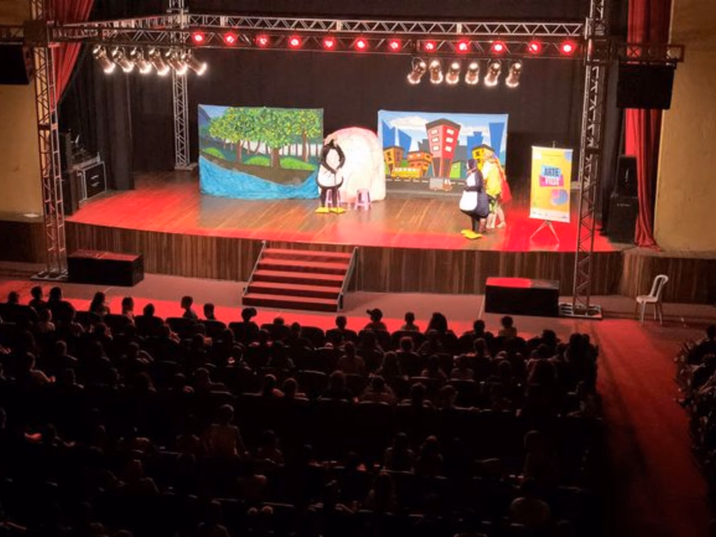 Peça ‘A Arte da Vida’ reuniu mais de 1800 alunos no Teatro Municipal