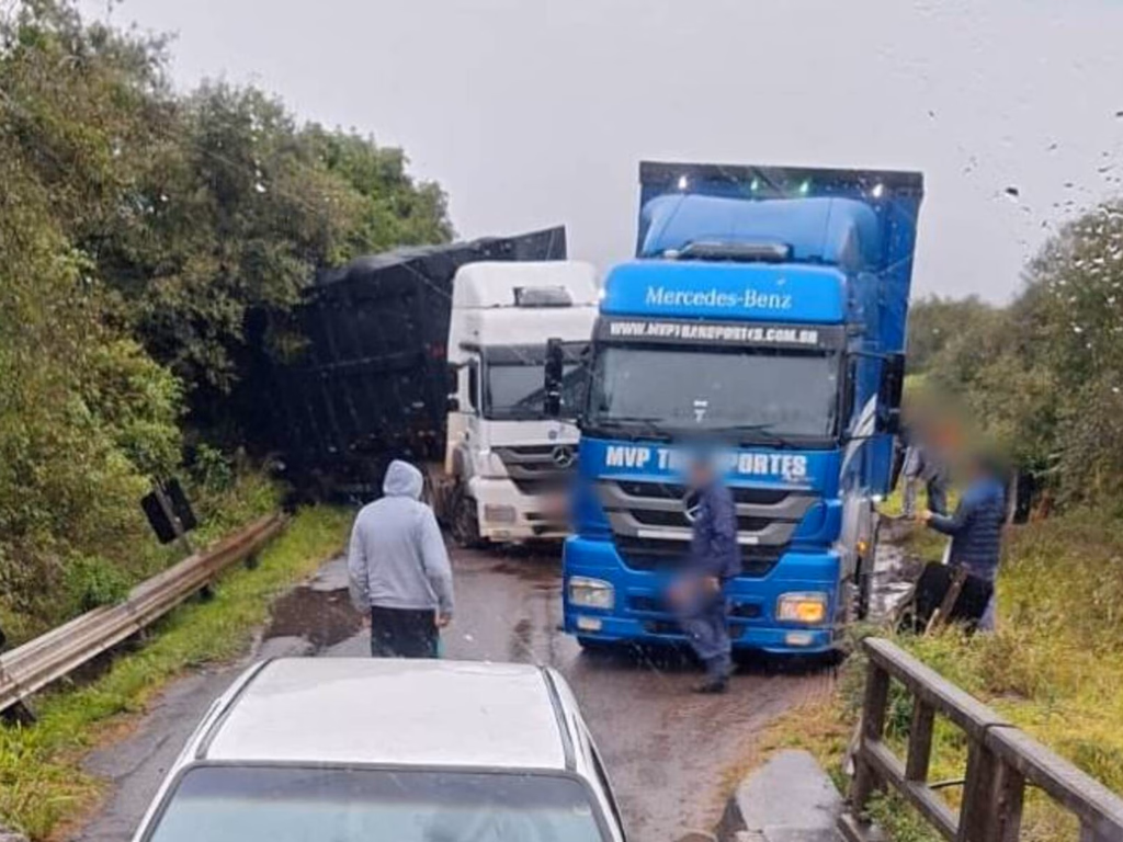 Carreta interrompe trânsito entre Uruguaiana e Itaqui