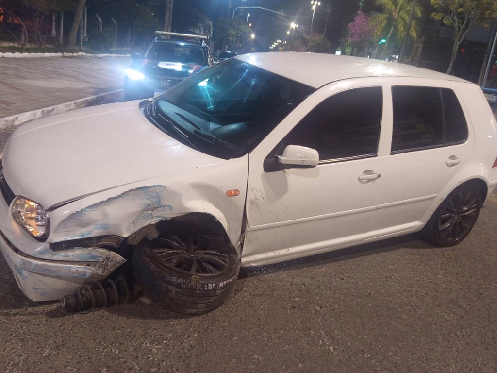 Motorista é preso após bater na ciclovia da Presidente
