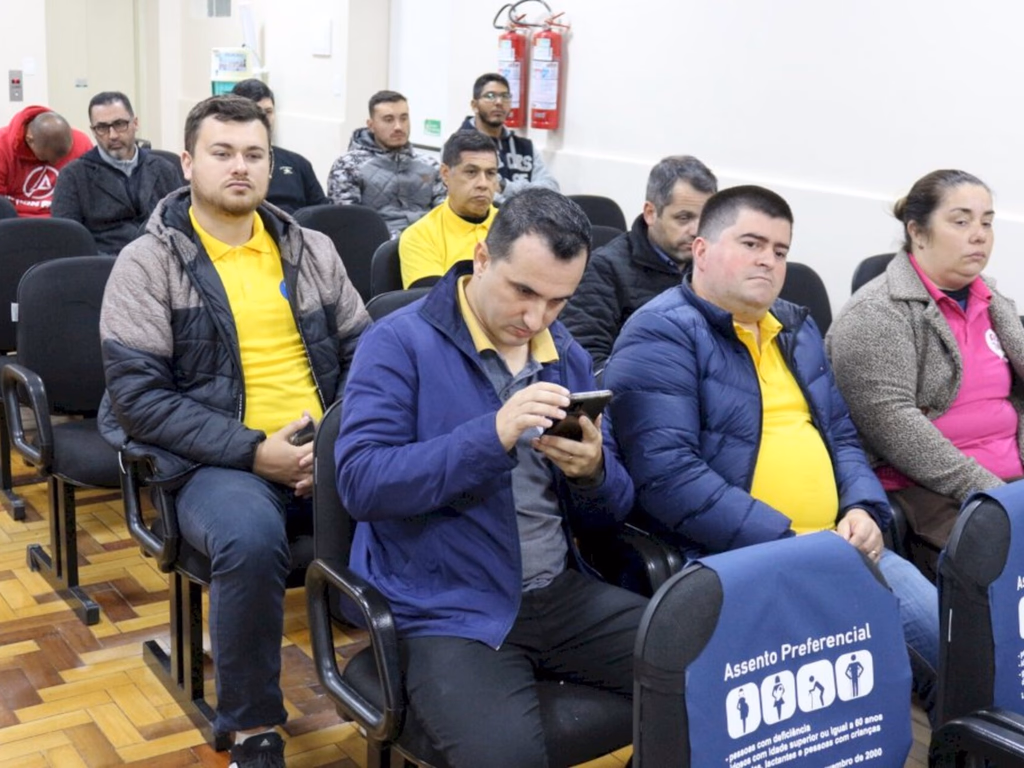 Projeto para regulamentar apps de transporte recebe críticas de motoristas