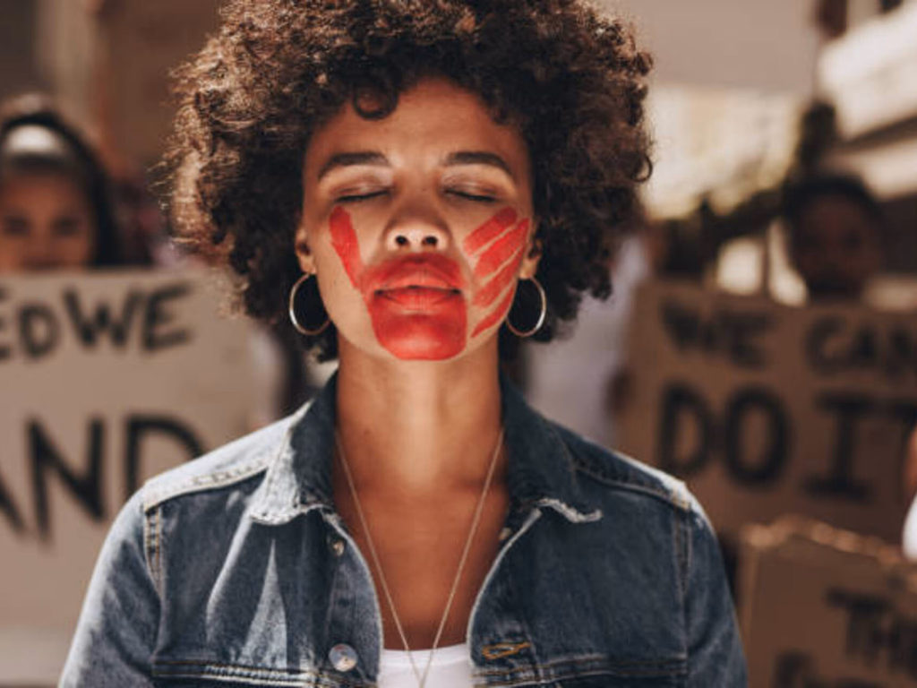 Violência digital contra mulheres atinge níveis alarmantes, aponta estudo