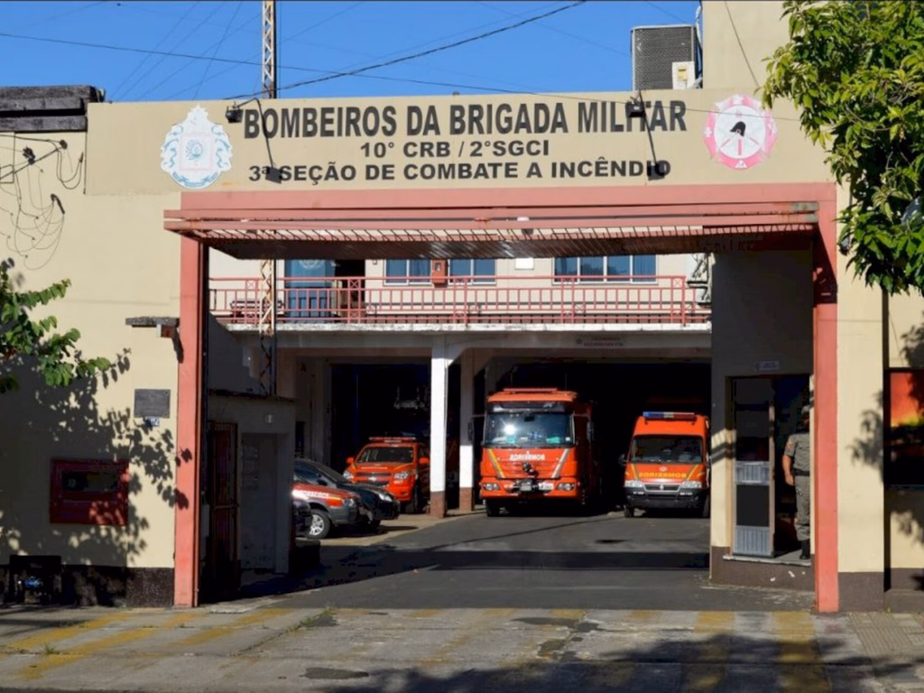 Bombeiros combatem incêndio em galpão
