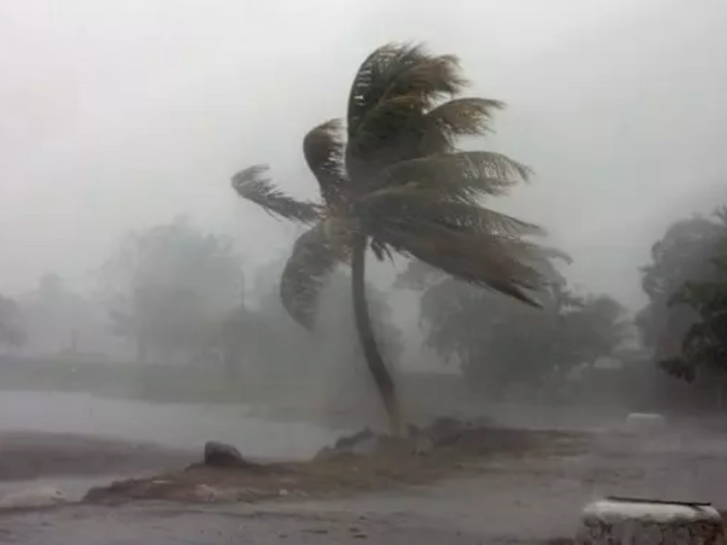 Ciclone causa estragos e deixa dois mortos