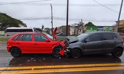 Colisão frontal deixa três feridos na entrada da cidade