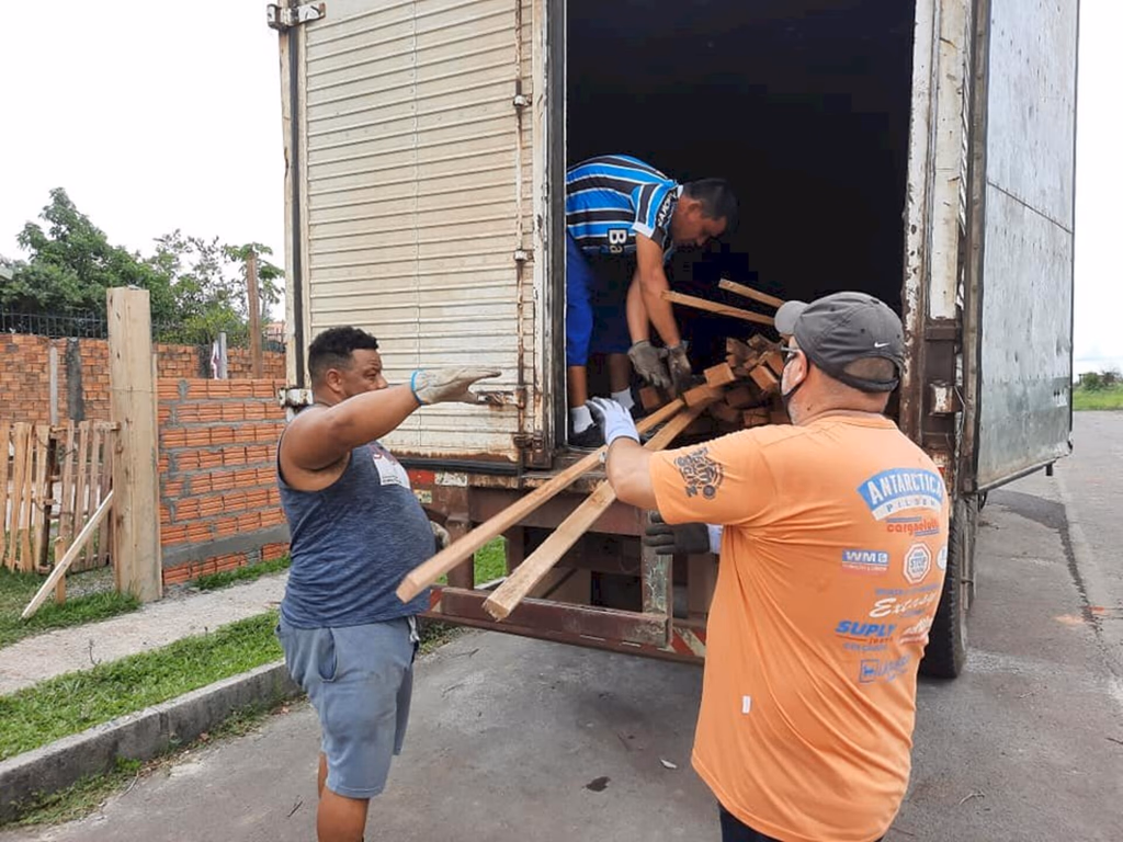 Prefeitura doa materiais para atingidos pelo temporal