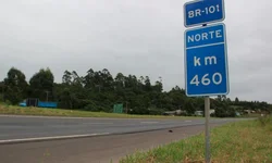 Incêndio atinge caminhões na Santos Dumont