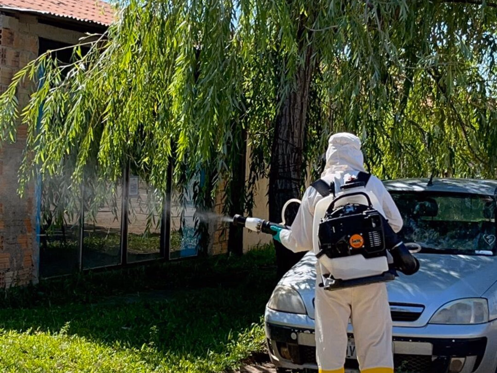 Secretaria realiza serviço de borrifação em três bairros da cidade